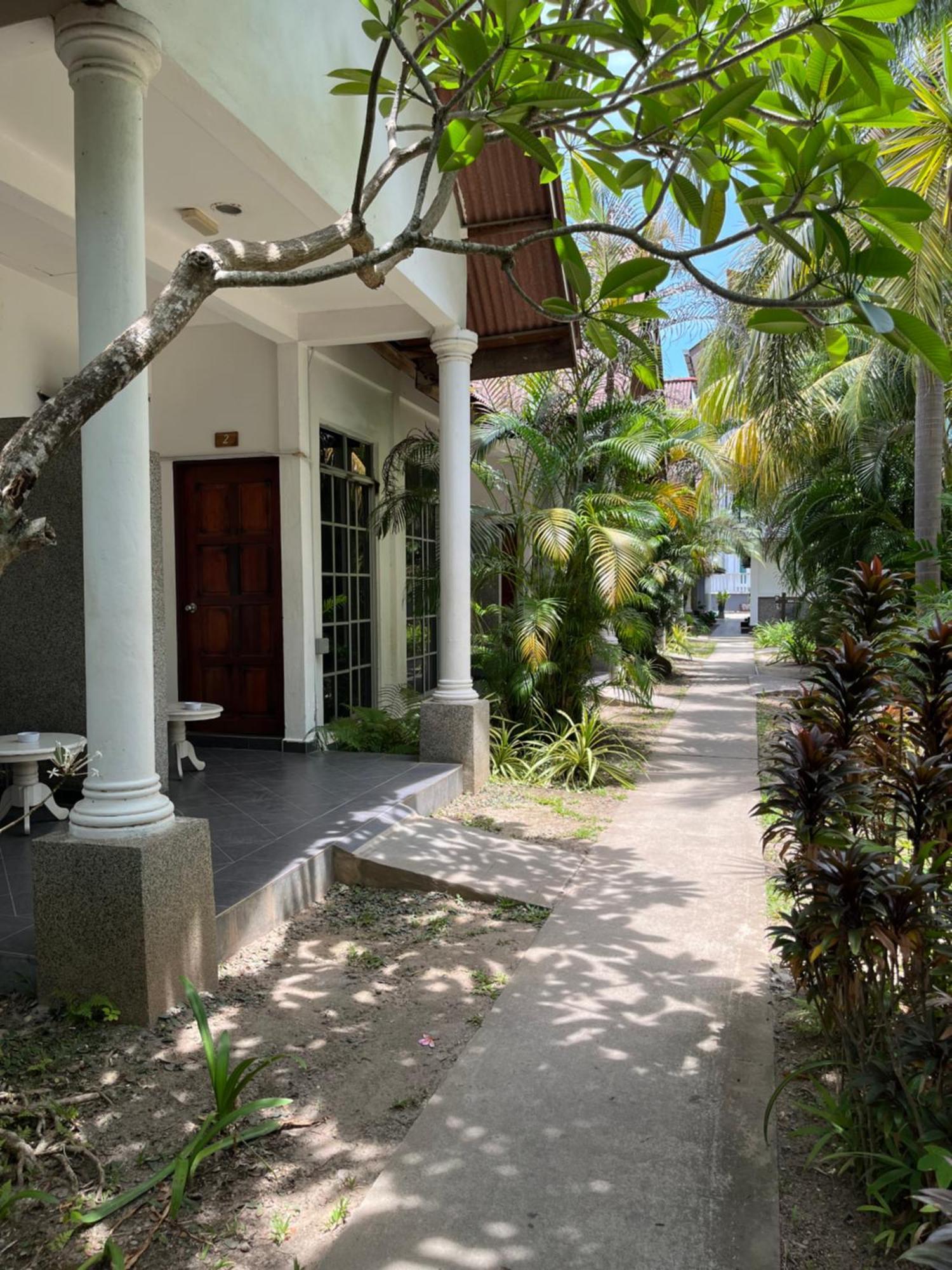 White Lodge Pantai Cenang  Exterior photo