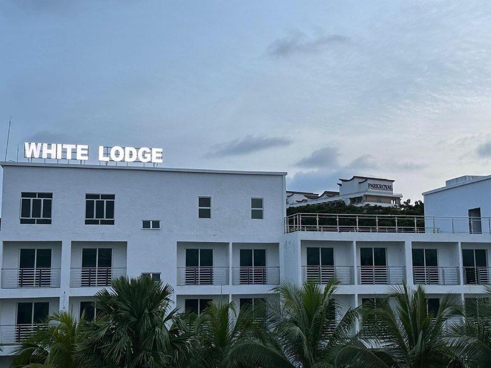 White Lodge Pantai Cenang  Exterior photo