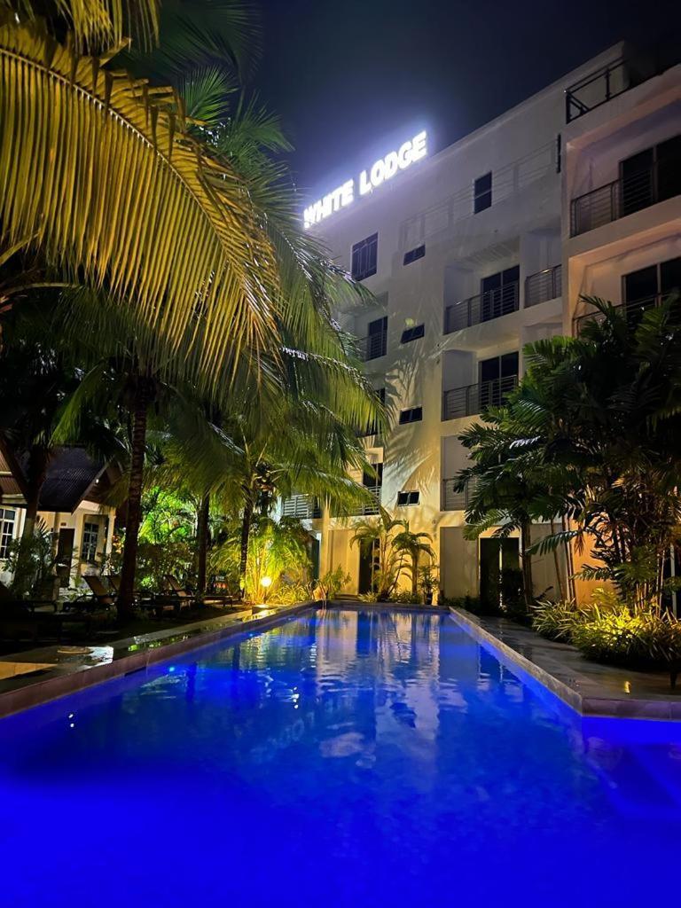 White Lodge Pantai Cenang  Exterior photo