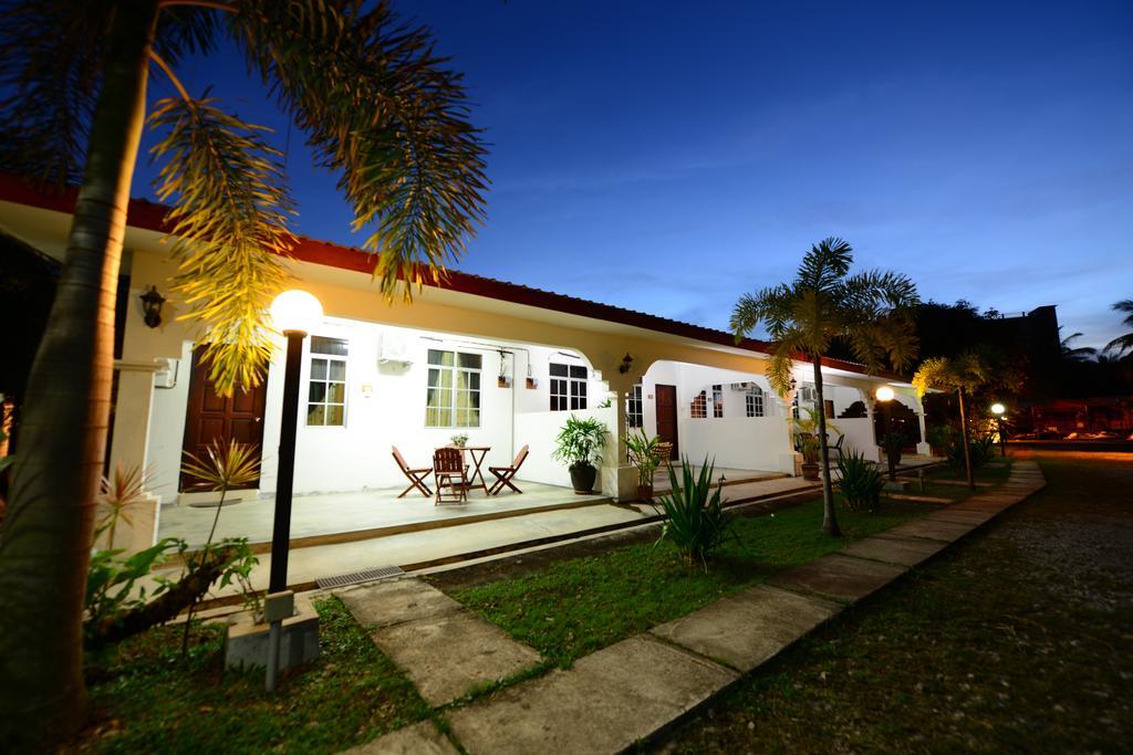 White Lodge Pantai Cenang  Exterior photo
